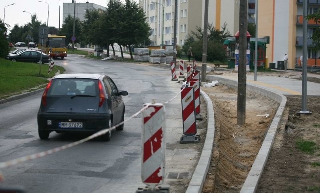 Drogowcy rozpoczęli prace na ulicy Czarnoleskiej od przebudowy zatoki przystankowej po stronie gimnazjum.