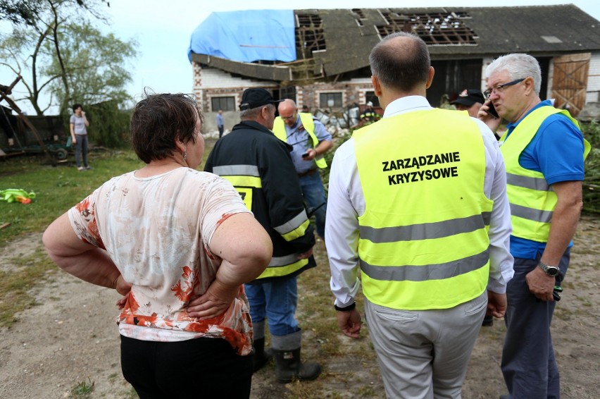 Burza w Łodzi. Nawałnica nad Łodzią. Powalone drzewa, gałęzie na drogach, zalane ulice [ZDJĘCIA]