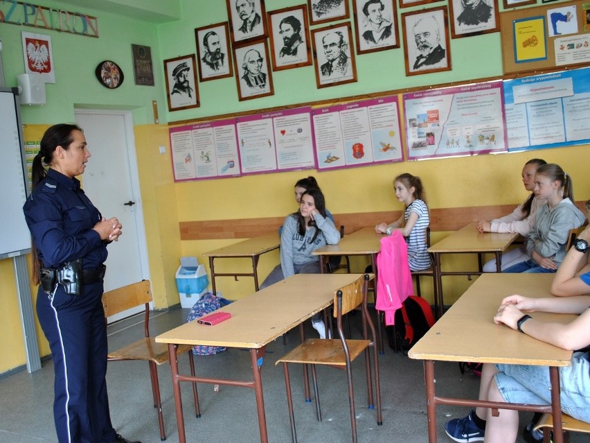 W radziejowskiej podstawówce policjanci rozmawiali z uczniami o dopalaczach i innych używkach 