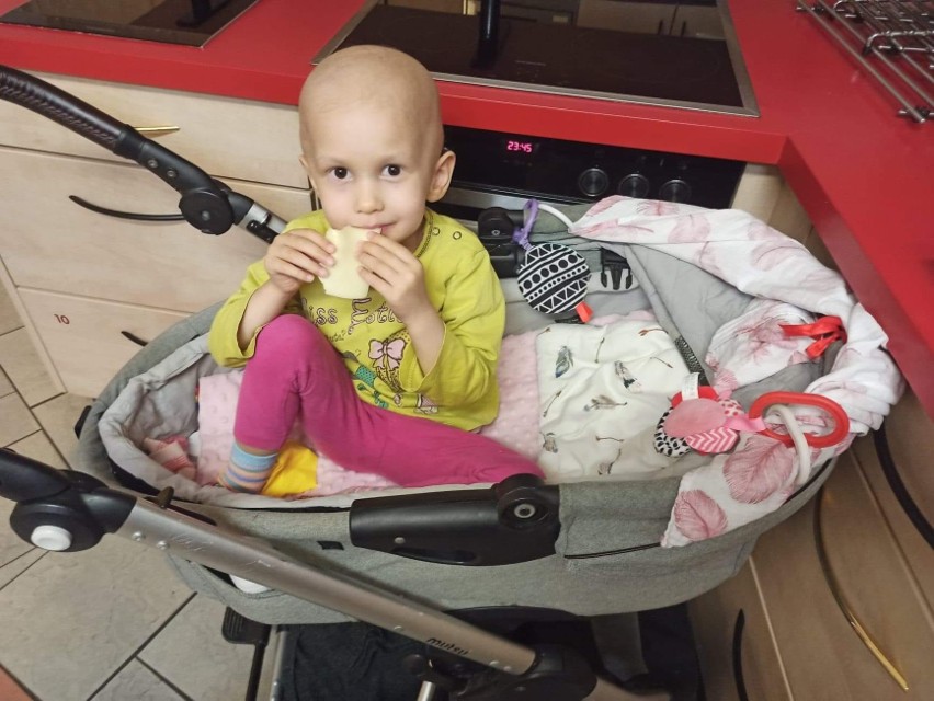 Mała Tosia Czarnecka z Kielc rozpoczyna kolejną chemioterapię. Dziewczynka zmaga się z silnymi bólami i brakiem apetytu. Zobacz zdjęcia