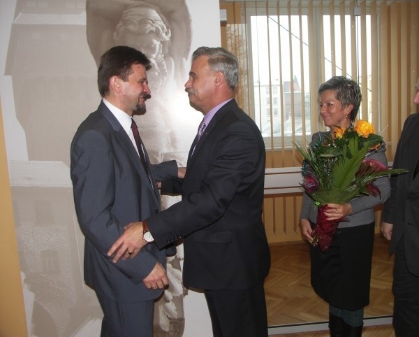 Staroście gratuluje poseł Stanisław Rakoczy, jego poprzednik na stanowisku starosty kluczborskiego.