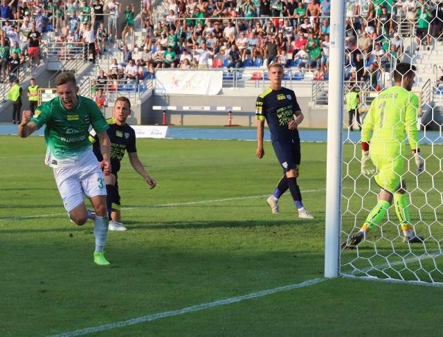 Radomiak Radom pokonał Sandecję Nowy Sącz 1:0 w sobotnim meczu Fortuna I Ligi. W 19 minucie po zagraniu piłki z rzutu rożnego w wykonaniu Mateusza Michalskiego w pole karne, piłka trafiła do Macieja Górskiego, który głową zgrał do Dawida Abramowicza, a ten z sześciu metrów pokonał bramkarza gości.