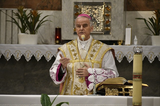 W mszy świętej w kościele świętego Wojciecha uczestniczyło wielu wiernych. Eucharystii przewodniczył ksiądz biskup Marian Florczyk.