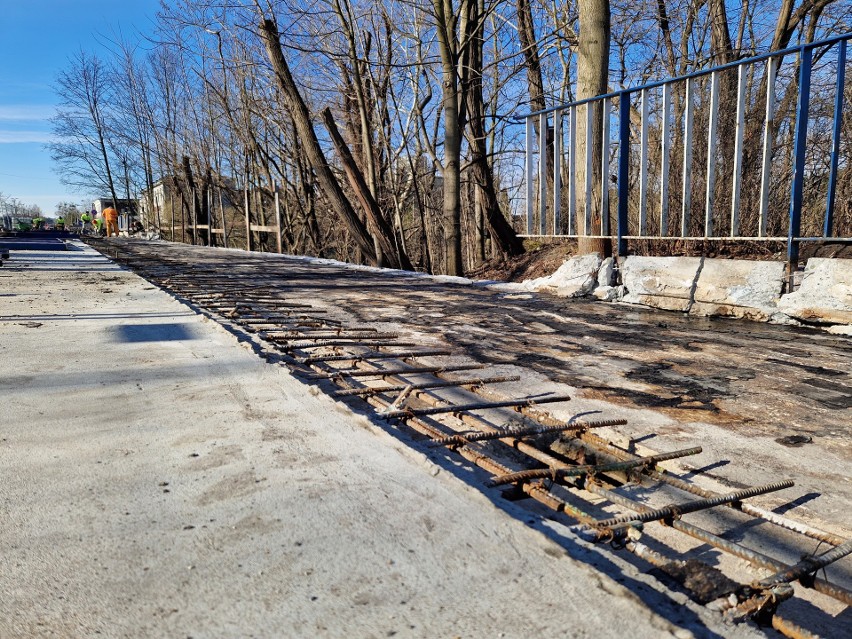 Trwa remont mostu w ciągu ulicy Kolejowej w Ozimku. Prace...