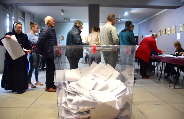 Głosowanie w wyborach parlamentarnych 2023 w komisji numer 1 w Baranowie Sandomierskim