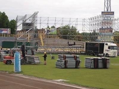 Budowa olbrzymiej sceny na stadionie w Mościcach trwała kilka dni Fot. Janusz Smoliński