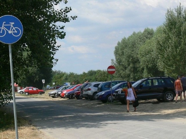 Nad Jeziorem Tarnobrzeskim w tym sezonie wytyczono cztery parkingi, które łącznie mogą pomieścić 1500 samochodów, dlatego parkowanie wzdłuż drogi opaskowej jest zabronione. 