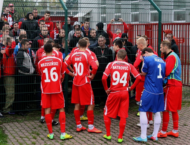 Marcin Kozłowski (w środku) nie grał w meczu z Bytovią, ale po spotkaniu również poszedł z drużyną do kibiców, by tłumaczyć się przed nimi ze słabej gry Widzewa w pierwszej lidze