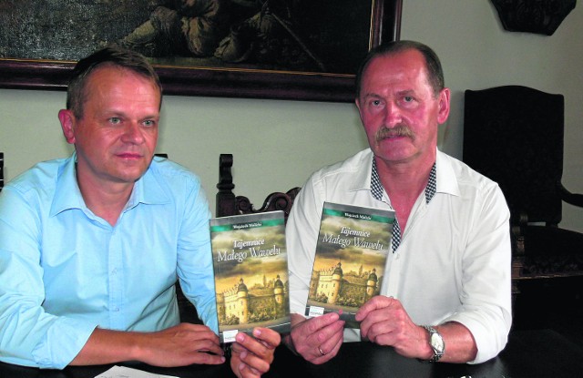 Publikację prezentują (od lewej) autor Wojciech Malicki i Adam Zwolak, dyrektor Muzeum w Zamku w Baranowie Sandomierskim.