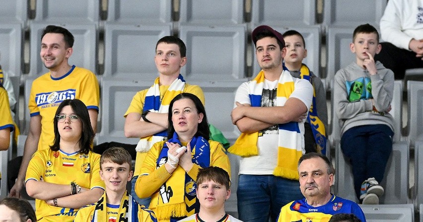 Kibice Industrii Kielce na wyjazdowym meczu z Grupą Azoty Unią Tarnów w Orlen Superlidze. Po spotkaniu zawodnicy podziękowali za doping! 