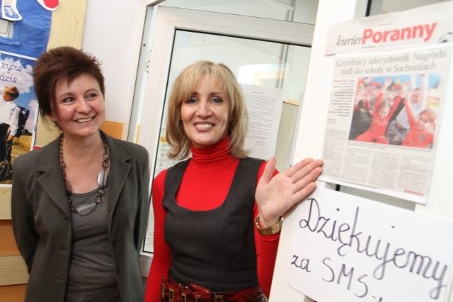 To wspaniały dar serca - mówi Bogumiła Sobieszuk (z prawej), na zdjęciu z Małgorzatą Leszczyńską, również nauczycielką. Na drzwiach wejściowych do szkoły w Sochoniach powiesiły dużą kartkę z podziękowaniami dla tych, którzy na nią głosowali.