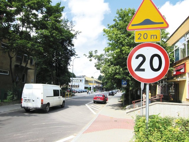 Przed remontem ulicy Wesołej na jezdni zamontowane były progi zwalniające. Teraz zostały tylko znaki informacyjne i ograniczenie prędkości.
