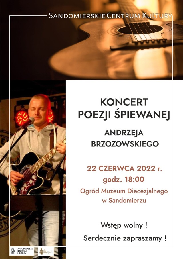 Koncert poezji śpiewanej w wykonaniu Andrzeja Brzozowskiego  ogrodzie Muzeum Diecezjalnego w Sandomierzu.