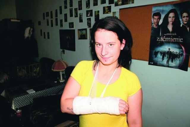 – Musiałam odwiedzić aż pięciu lekarzy, by na chorą rękę założono mi szynę usztywniającą – żali się Izabela Wojciechowska.