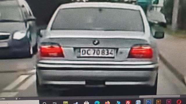 Policja szuka kierowca srebrnego bmw na holenderskich numerach rejestracyjnych: DC70834, który prawie potrącił mężczyznę na przejściu dla pieszych w Wieliczce