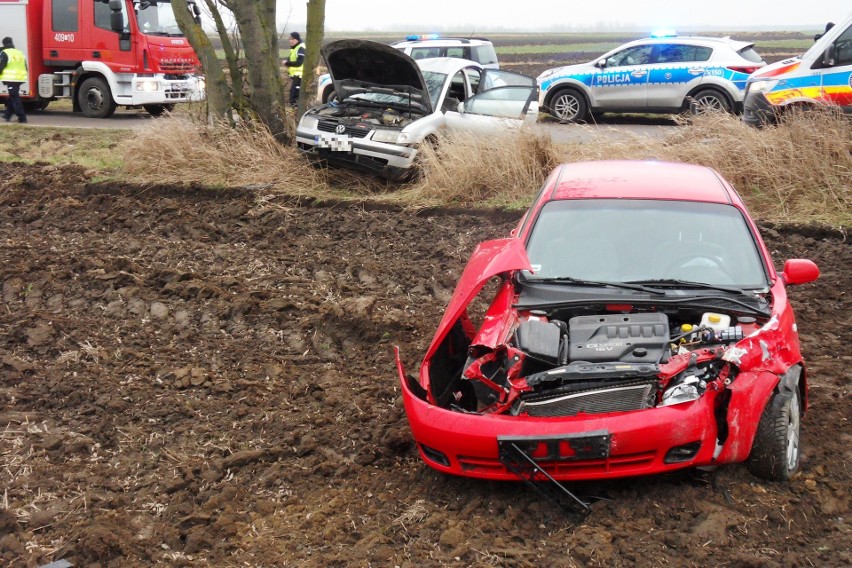 Zderzenie dwóch samochodów w gminie Nowy Korczyn. Ranna kobieta, wezwano śmigłowiec [ZDJĘCIA]