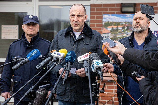 Przed szpitalem wojewódzkim, przy ul. Arkońskiej w Szczecinie odbyła się w sobotę konferencja prasowa, na której przekazano najświeższe informacje