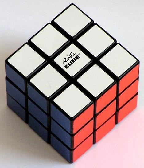 Kostka Rubika to prezent dla chłopca lubiącego wyzwania....