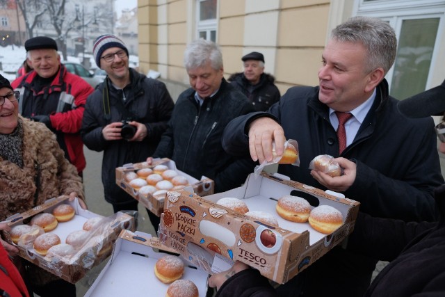 W Tłusty Czwartek członkowie i sympatycy Platformy Obywatelskiej rozdawali na przemyskim rynku pączki, w ramach akcji "PO pączku".