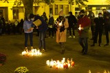 Osiem gwiazd ze zniczy na placu Wolności w Poznaniu. To protest po decyzji o zamknięciu cmentarzy przez rząd [ZDJĘCIA]