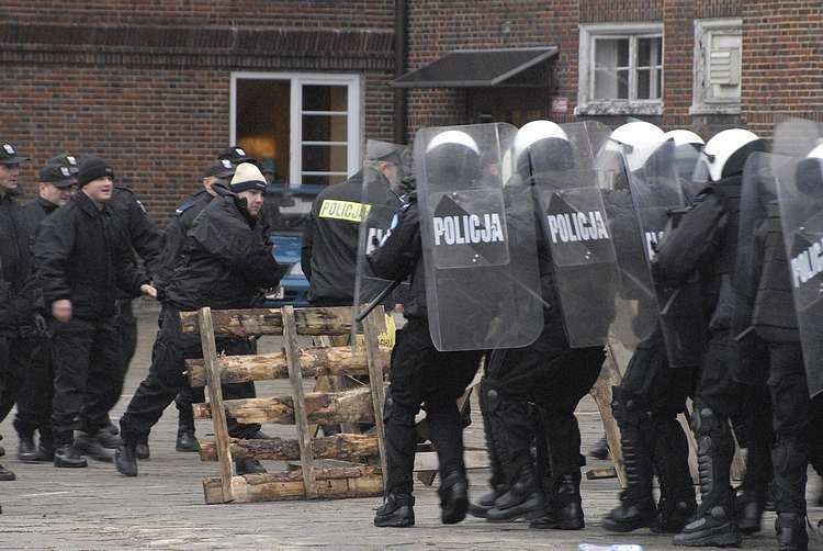 115 policjantów z Jednostki Specjalnej Polskiej Policji...