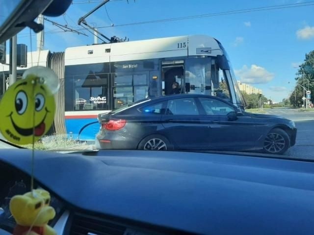 Policjanci z nieoznakowanego bmw chcieli podjąć interwencję...