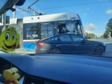 W Bydgoszczy nieoznakowany radiowóz zderzył się z tramwajem na rondzie Fordońskim [zdjęcia]