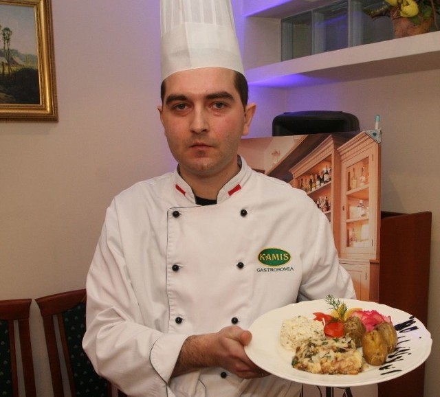 Zwycięskie danie &#8211; świętokrzyski karp po żydowsku z przepisu Izaaka Farkasa prezentuje Maciej Musiał, szef kuchni z kieleckiej restauracji Gildia.