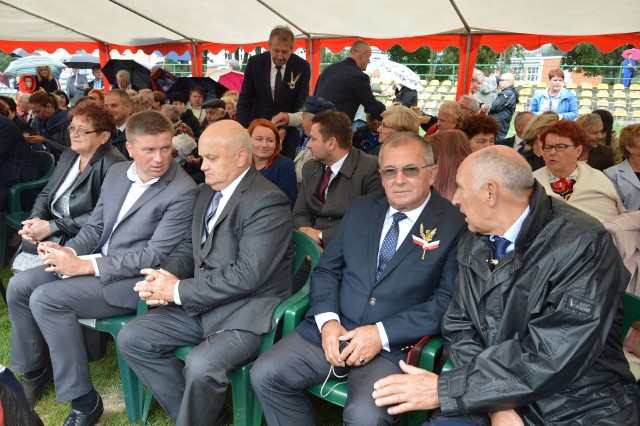 Arkadiusz Bąk (siedzi drugi od lewej) w rozmowie z burmistrzem Ćmielowa Janem Kuśmierzem.