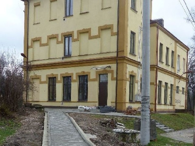 Przy stacji kolejowej w Suchedniowie zbudowano już podjazd dla niepełnosprawnych. 