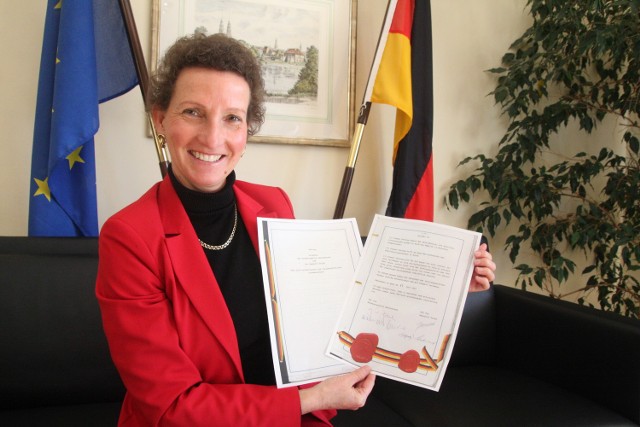 Sabine Haake, konsul Niemiec w Opolu, prezentuje kopię polsko-niemieckiego traktatu z podpisami i pieczęciami. - Warto zokazji jubileuszu wczytać się na nowo w ten dokument - zachęca.