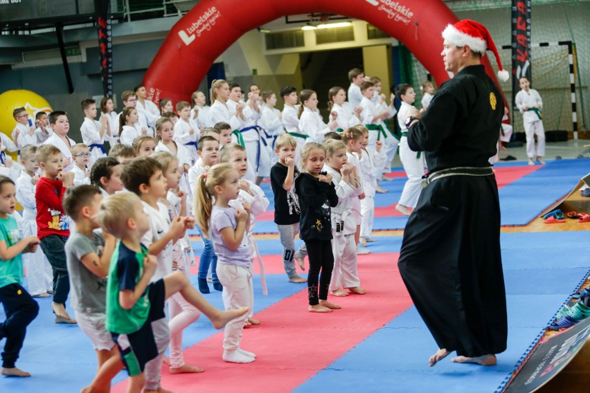 Dzieci bawiły się podczas Mikołajków z karate, zorganizowanych przez Daniela Iwanka