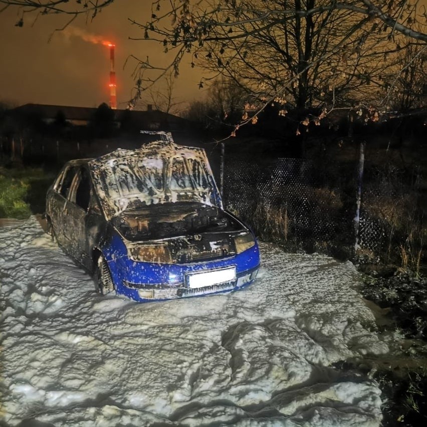 Na ul. Połczyńskiej w Koszalinie spłonął samochód. Wstępnie...