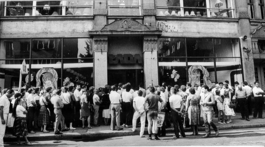 Sierpien 1988 - kolejka przed domem handlowym Łada na...