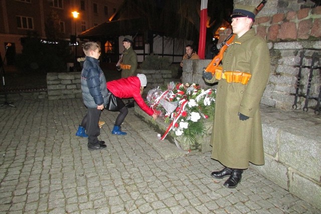 Uczniowie szkół również składały  kwiaty pod pomnikiem św. Małgorzaty.