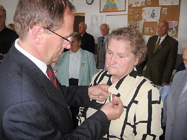 Stefania Cendrowska z wielkim wzruszeniem  przyjęła Krzyż Zesłańca Sybiru, który w imieniu  prezydenta wręczył wicewojewoda Arkadiusz  Horonziak.