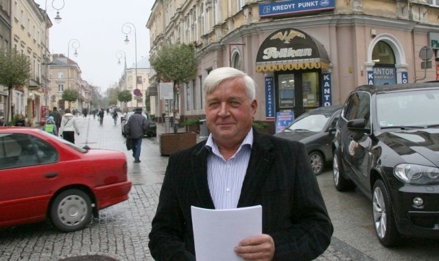 Krzysztof Rubinkiewicz, właściciel sklepu Pelikan, jest jednym z kupców walczących o swój biznes oraz życie na "Sienkiewce&#8221;. 