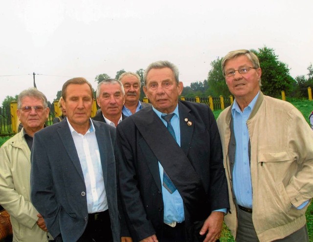 Przyjaciele na pogrzebie, od lewej: Jerzy Stokłosa, Ryszard Sarnat, Stanisław Chemicz, Andrzej Mikołajczyk, Dominik Kubik