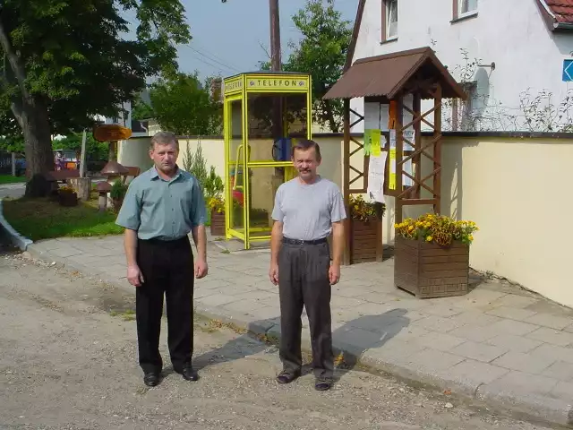 - Mieszkańcy wsi dbają o swoje posesje i miejsca, z których wspólnie korzystają - mówią sołtys Edward Skowronek (z lewej) i radny Stefan Rudol.