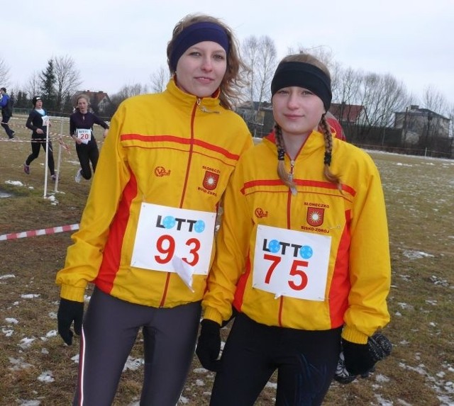 Ewelina Kucharska (z lewej) w Końskich wywalczyła brązowy medal w biegu juniorek na 2000 metrów. Obok Patrycja Kucharska.
