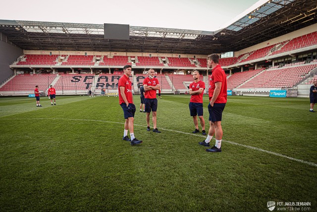 Piłkarze Rakowa w środę wieczorem trenowali na stadionie Spartaka Trnava  Zobacz kolejne zdjęcia. Przesuwaj zdjęcia w prawo - naciśnij strzałkę lub przycisk NASTĘPNE
