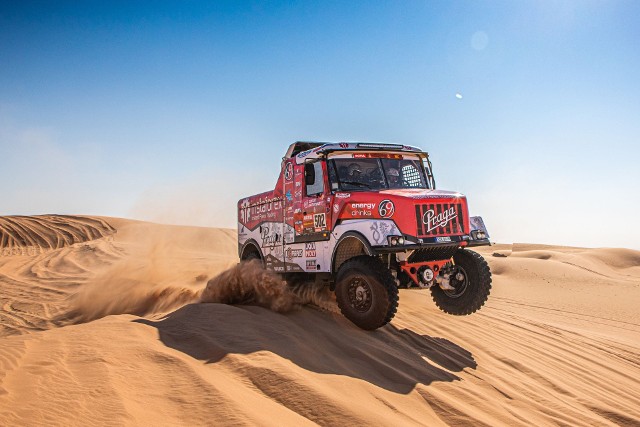 Czeski kierowca Aleš Loprais jedzie ciężarówką Tatra w Rajdzie Dakar 2023