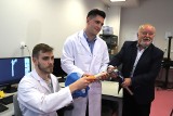 Nowatorsko mocowana proteza z Bionanoparku pozwoli lepiej chodzić i biegać pacjentom po amputacji