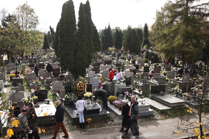 Mieszkańcy ruszyli na krakowskie cmentarze. Pod nekropoliami pojawią się tłumy. MPK zachęca do korzystania z komunikacji miejskiej