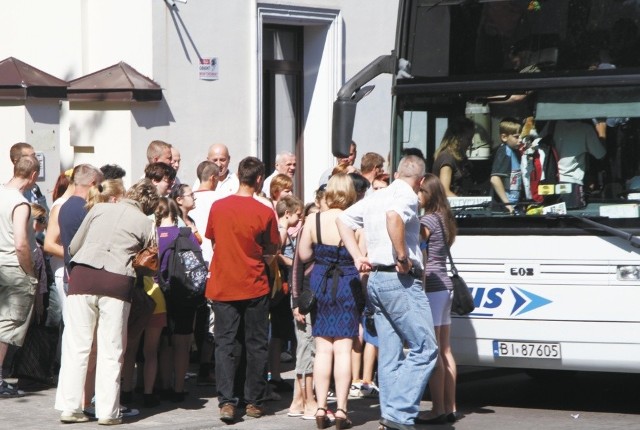 Wyjazd na obóz czy kolonie to przeżycie nie tylko dla dziecka, ale też dla rodziców. Powinni oni pamiętać o pewnych zasadach, aby wypoczynek był bezpieczny i dostarczył wyłącznie miłych wrażeń