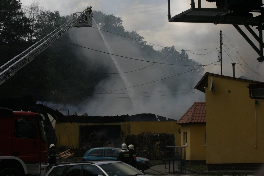 Wielki pożar w zakładach papierniczych w Rokitkach pod Legnicą (ZDJĘCIA)