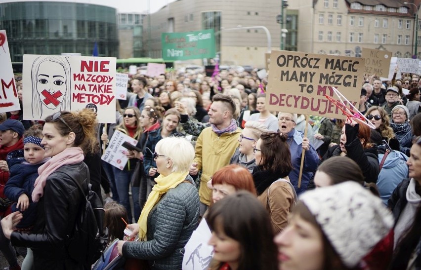 Manifestacja na placu Mickiewicza: "Stop dla zakazu aborcji....