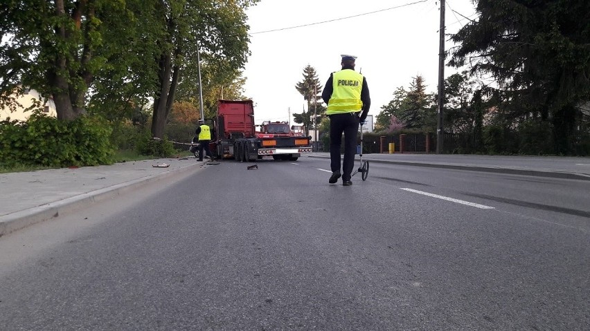 Czołowe zderzenie z TIR-em. W wypadku na ul. Rokicińskiej zginęła młoda kobieta