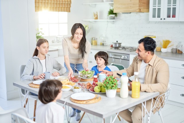 Wolnowar czy kombiwar to urządzenia, które znacznie ułatwiają codzienne przyrządzanie posiłków dla całej rodziny.