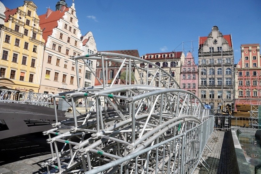 Wrocław: Budują wielką scenę w Rynku. Na kanonizację papieża i koncerty (ZDJĘCIA)